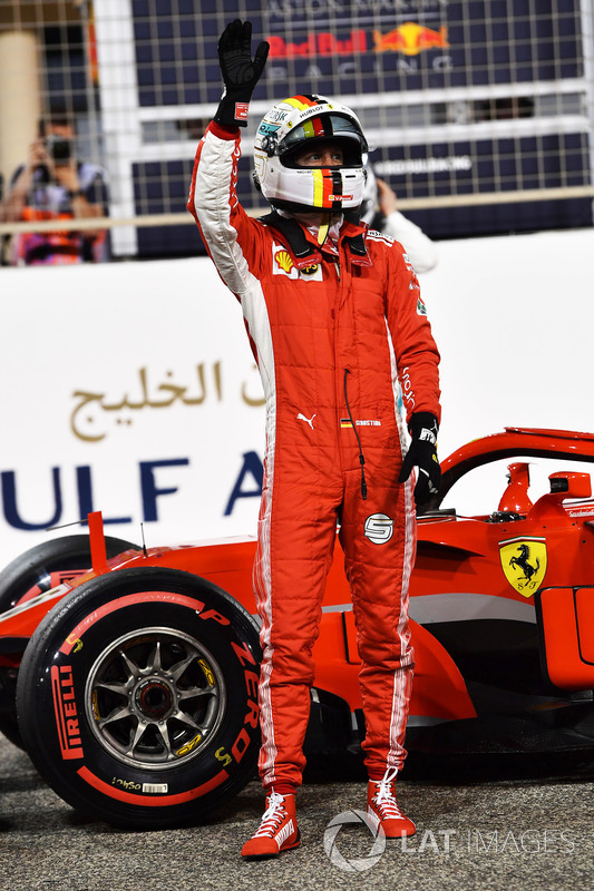 Il poleman Sebastian Vettel, Ferrari SF71H festeggia nel parco chiuso
