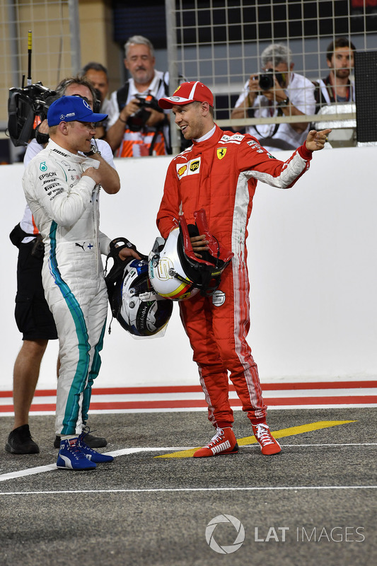 Il poleman Sebastian Vettel, Ferrari festeggia nel parco chiuso con Valtteri Bottas, Mercedes-AMG F1