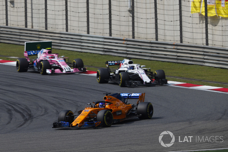 Fernando Alonso, McLaren MCL33 Renault, Lance Stroll, Williams FW41 Mercedes, y Esteban Ocon, Force India VJM11 Mercedes