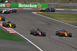 Romain Grosjean, Haas F1 Team VF-18 y Fernando Alonso, McLaren MCL33 batalla