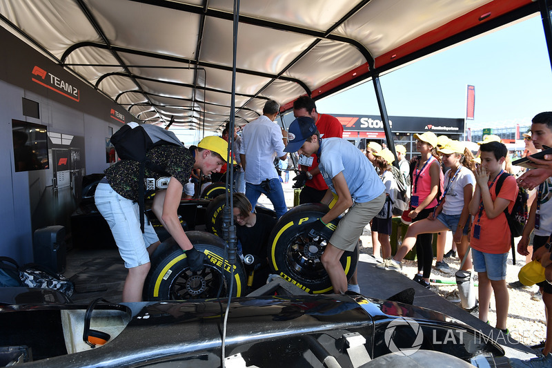Fans and tyre changing challenge
