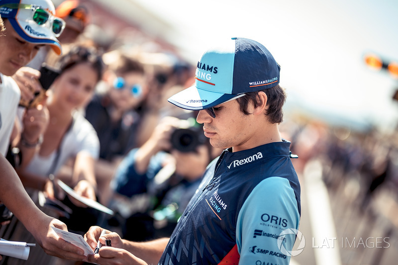 Lance Stroll, Williams signs autographs for the fans