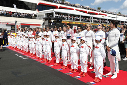 Les pilotes et les Grid Kids écoutent la Marseillaise