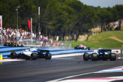 Lance Stroll, Williams FW41, precede Sergey Sirotkin, Williams FW41
