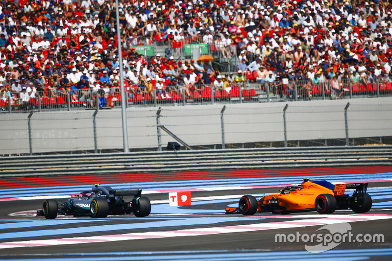 Valtteri Bottas, Mercedes AMG F1 W09, precede Stoffel Vandoorne, McLaren MCL33