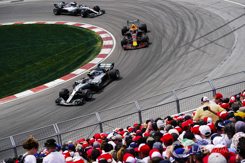 Valtteri Bottas, Mercedes AMG F1 W09, por delante de Max Verstappen, Red Bull Racing RB14, y Lewis Hamilton