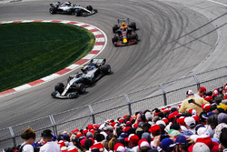 Valtteri Bottas, Mercedes AMG F1 W09, voor Max Verstappen, Red Bull Racing RB14, en Lewis Hamilton, Mercedes AMG F1 W09