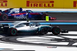 Pierre Gasly, Toro Rosso STR13, passes as Valtteri Bottas, Mercedes AMG F1 W09, recovers from an incident at the start