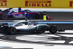 Pierre Gasly, Toro Rosso STR13, passe devant Valtteri Bottas, Mercedes AMG F1 W09, victime d'un incident au départ