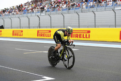 Il ciclista su strada Simon Yates, team Michelton-Scott, va in bicicletta sul circuito
