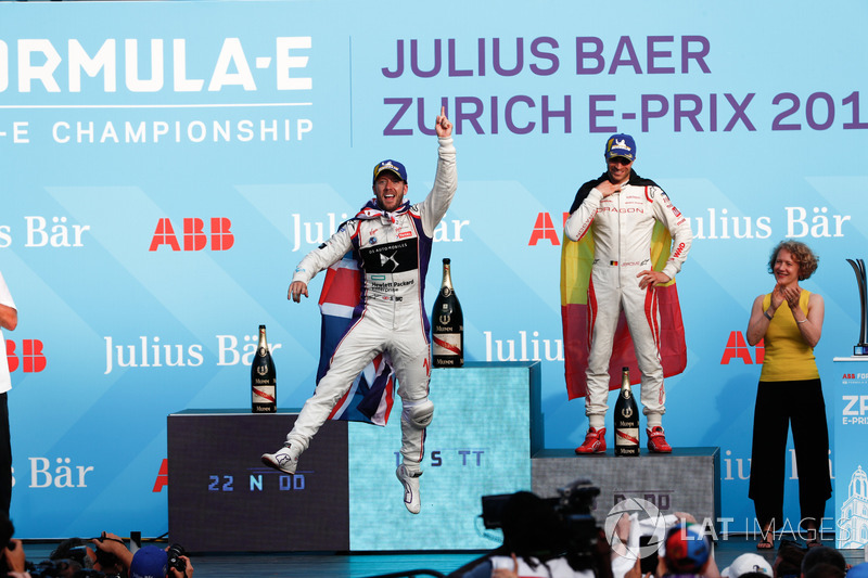 Lucas di Grassi, Audi Sport ABT Schaeffler, ganador del ePrix de Zurich 2017/2018, con Sam Bird y Jerome d'Ambrosio