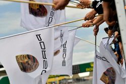 #77 Proton Competition Porsche 911 RSR: Christian Ried, Julien Andlauer, Matt Campbell, victorieux avec des drapeaux Porsche