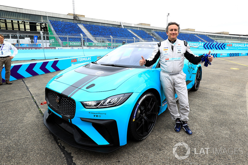 Alejandro Agag, CEO de Fórmula E, con el Jaguar iPace eTrophy car