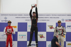 Podio Gara 3: il secondo classificato Olli Caldwell, Prema Theodore Racing, il vincitore Frederik Vesti, Van Amersfoort Racing BV, il terzo classificato Toby Sovery, KDC Racing