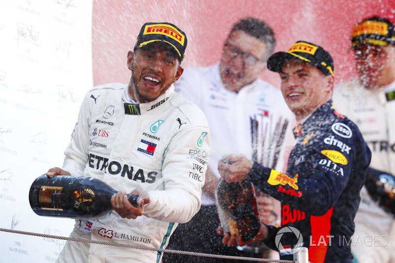 Hamilton tarolt a Mercedesszel Barcelonában - F1 2018