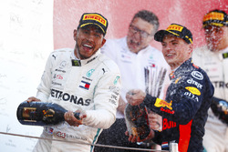 Lewis Hamilton, Mercedes AMG F1, Max Verstappen, Red Bull Racing festeggiano sul podio con lo champagne