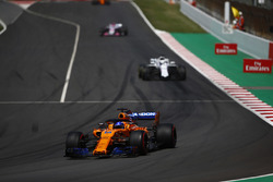 Fernando Alonso, McLaren MCL33, Lance Stroll, Williams FW41