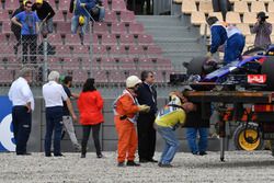 Charlie Whiting, delegado de la FIA observa el sitio del accidente de Brendon Hartley, Scuderia Toro Rosso STR13