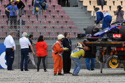 Charlie Whiting, delegado de la FIA observa el sitio del accidente de Brendon Hartley, Scuderia Toro Rosso STR13