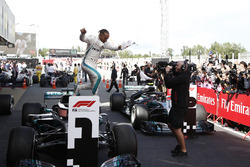 Победитель Льюис Хэмилтон, Mercedes AMG F1 W09