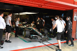 Lewis Hamilton, Mercedes-AMG F1 W09 in de pitbox