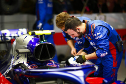 Механики Scuderia Toro Rosso и автомобиль STR13 Брендона Хартли