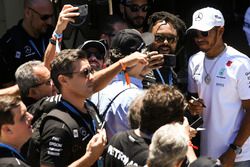 Lewis Hamilton, Mercedes AMG F1 con fans
