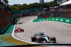 Valtteri Bottas, Mercedes AMG F1 W08, Kimi Raikkonen, Ferrari SF70H