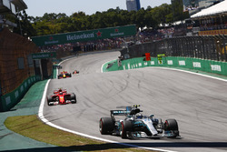 Valtteri Bottas, Mercedes AMG F1 W08, Kimi Raikkonen, Ferrari SF70H