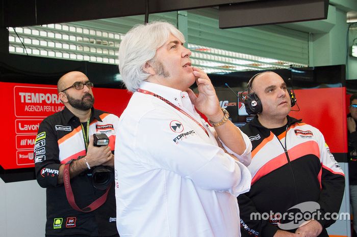 Giovanni Cuzari, director de Forward Racing team