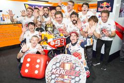 Le Champion du monde Marc Marquez, Repsol Honda Team, fête son titre avec son équipe