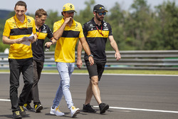 Carlos Sainz Jr., Renault Sport F1 Team walks the track