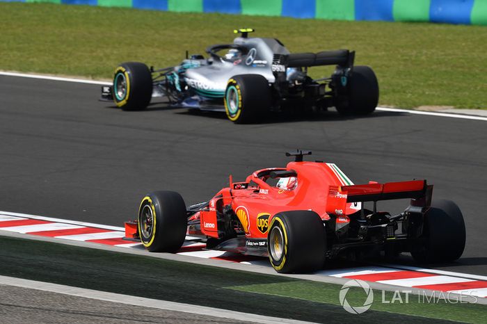 Sebastian Vettel, Ferrari SF71H y Valtteri Bottas, Mercedes-AMG F1 W09