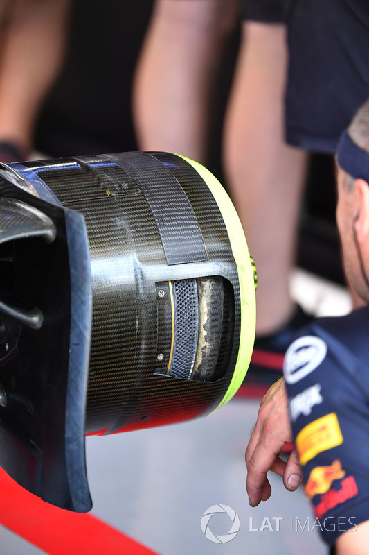 Red Bull Racing RB14 wheel hub
