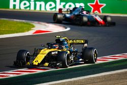 Carlos Sainz Jr., Renault Sport F1 Team R.S. 18, leads Kevin Magnussen, Haas F1 Team VF-18