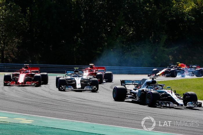 Lewis Hamilton, Mercedes AMG F1 W09, Valtteri Bottas, Mercedes AMG F1 W09, Sebastian Vettel, Ferrari SF71H, and Kimi Raikkonen, Ferrari SF71H, en la salida