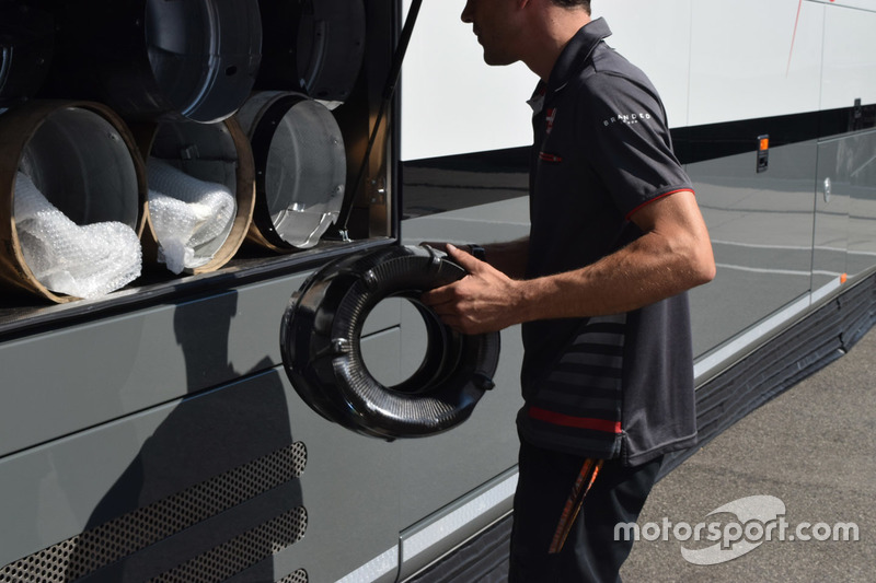 Mekanik Haas F1 Team membawa drum rem