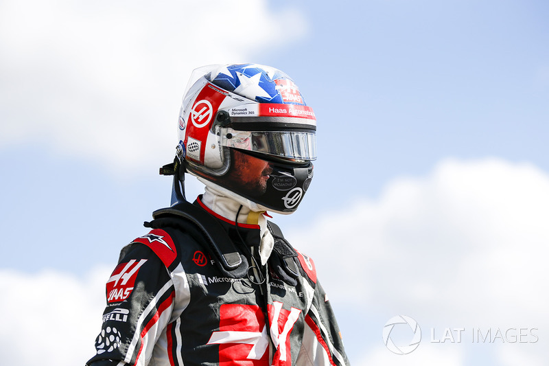 Romain Grosjean, Haas F1 Team, se aleja de su coche después de girar durante la práctica
