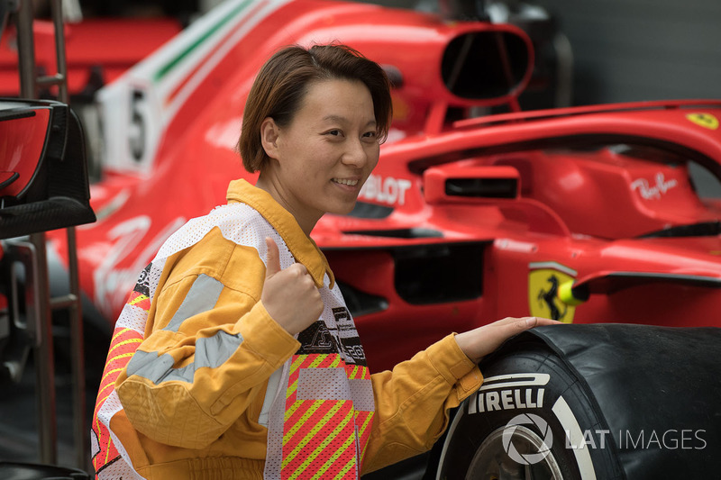 Oficial de pista y Ferrari SF71H