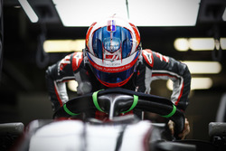 Romain Grosjean, Haas F1 Team, aracına biniyor