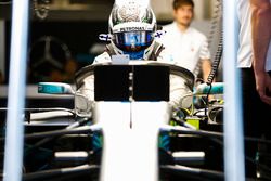 Valtteri Bottas, Mercedes AMG F1, si cala nella sua monoposto