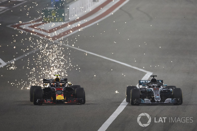 Volano scintille mentre Max Verstappen, Red Bull Racing RB14 Tag Heuer, lotta con Lewis Hamilton, Mercedes AMG F1 W09