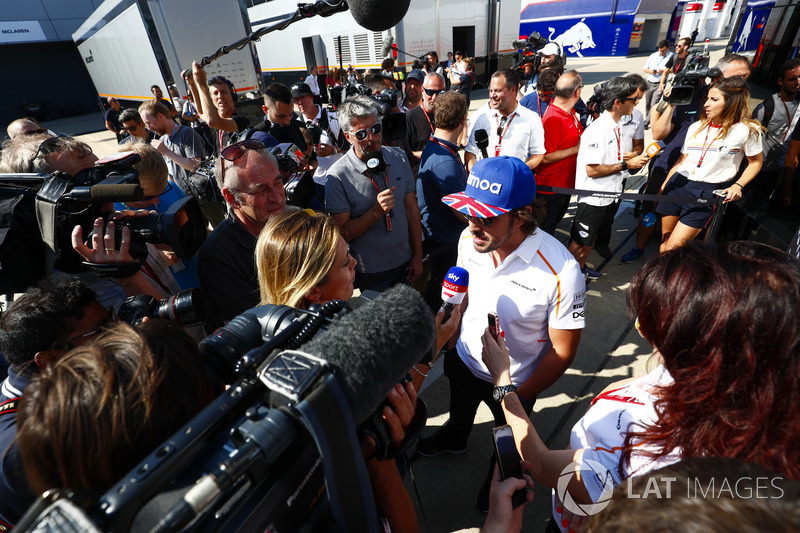 Fernando Alonso, McLaren, hablando con los medios