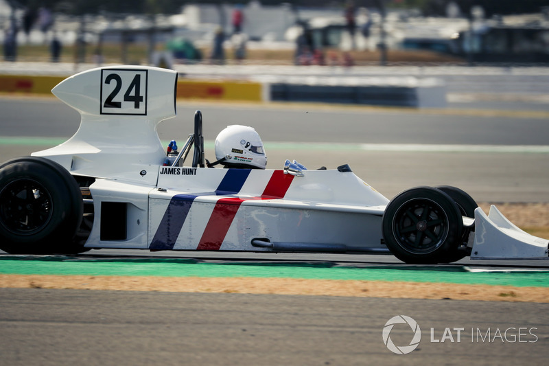 La Hesketh 308 lors de la parade des 70 ans du circuit de Silverstone