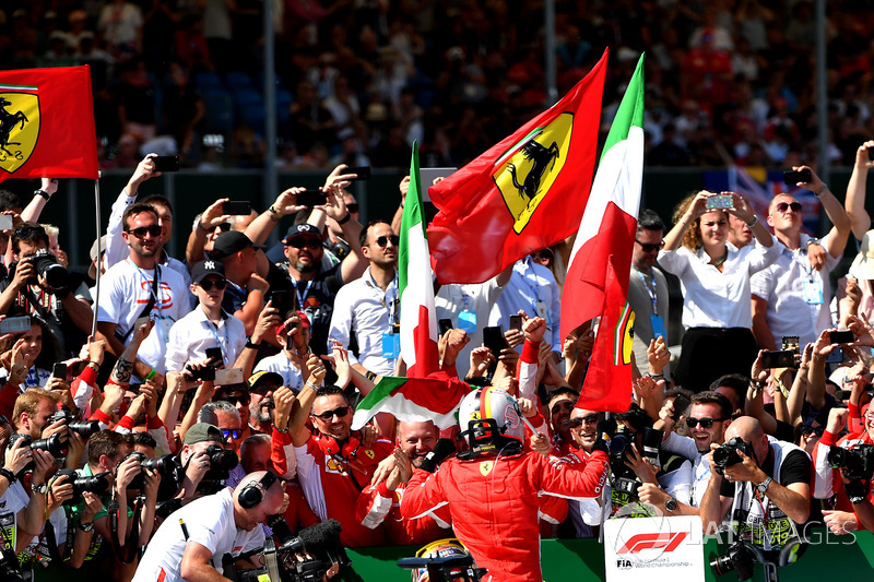 Sebastian Vettel, Ferrari dans le parc fermé avec Lewis Hamilton, Mercedes-AMG F1 W09