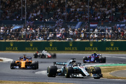 Lewis Hamilton, Mercedes AMG F1 W09, devant Fernando Alonso, McLaren MCL33, Pierre Gasly, Toro Rosso STR13, et Romain Grosjean, Haas F1 Team VF-18