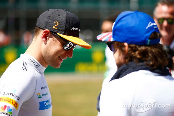 Stoffel Vandoorne, McLaren, con Fernando Alonso, McLaren