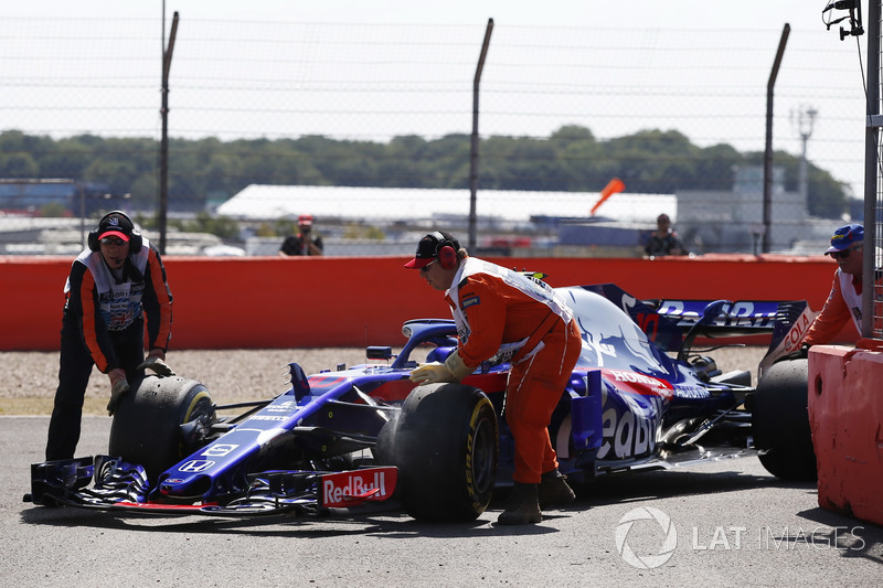 Pierre Gasly, Scuderia Toro Rosso STR13 stops on track