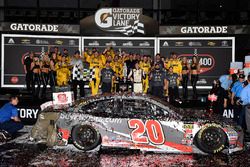 Ganador de la carrera Erik Jones, Joe Gibbs Racing, Toyota Camry buyatoyota.com celebra