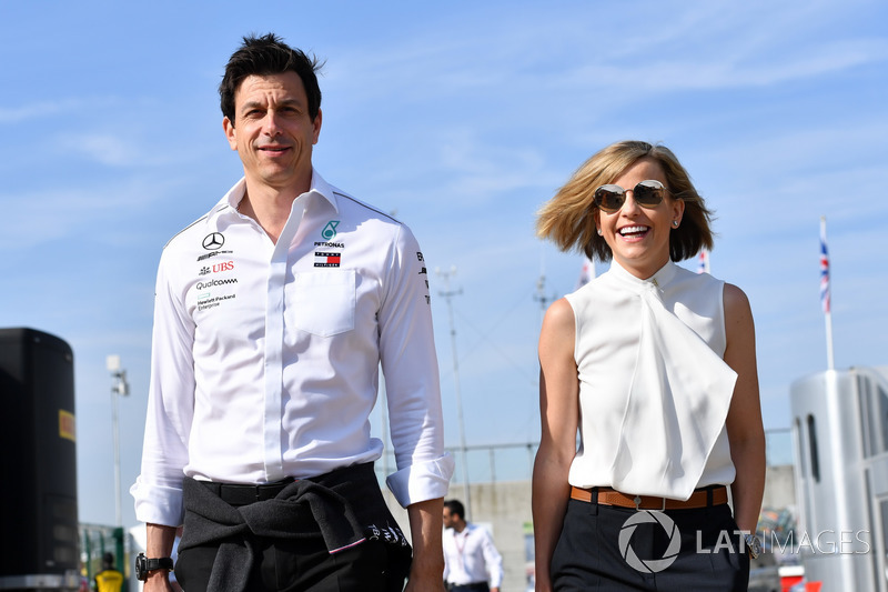 Toto Wolff, director de Mercedes, con Susie Wolff